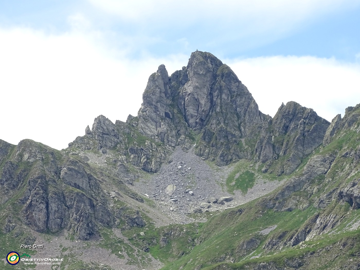 61 Maxi zoom sul Monte Valletto (2371 m).JPG